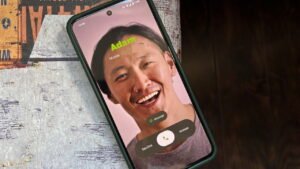 Come Si Può Pagare con la Carta del Telefono in Modo Sicuro 23 persona che utilizza carta telefonica su smartphone