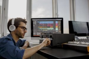 persona che utilizza computer per registrazione digitale