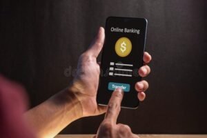 persona che utilizza smartphone per bonifico bancario