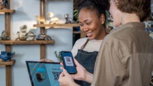 persona che utilizza smartphone per pagamenti digitali