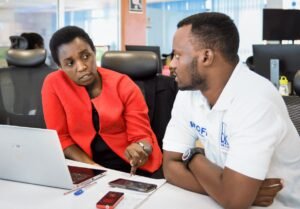 Come trovare offerte di lavoro nel settore del risparmio casa 43 persona con laptop e offerte lavoro scrivania