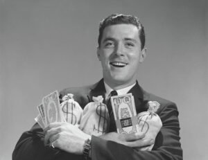 persona con sacchi di soldi sorridente