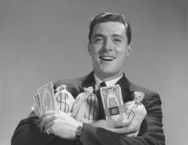 persona con sacchi di soldi sorridente