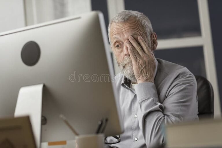 persona confusa davanti a computer spento