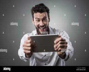 persona felice che guarda video senza pubblicita