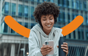 Come Trovare e Usare Il Codice Promozionale Paramount Plus 44 persona felice che usa smartphone con abbonamento paramount plus