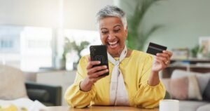 Vendere su Subito è Sicuro Ecco Cosa Devi Sapere Prima 10 persona felice che usa smartphone per vendere