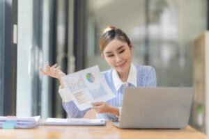 Come Ottenere Prestiti per Partite IVA Senza Garanzie 41 persona felice con documenti e calcolatrice