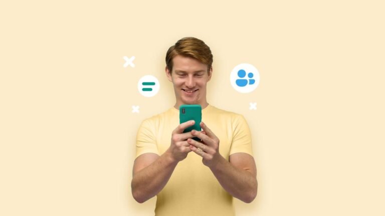 persona felice con smartphone e spid digitale