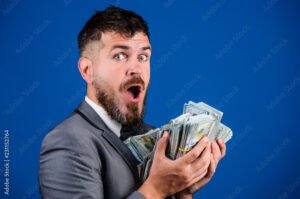 persona felice riceve denaro contante rapidamente