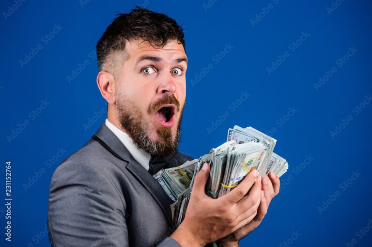 Chi Concede Prestiti Più Facilmente Senza Garanzie o Burocrazia 2 persona felice riceve denaro contante rapidamente