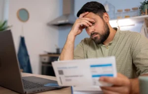 persona mostra report credito negativo con preoccupazione