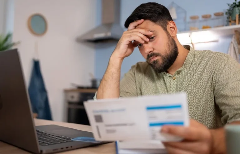 Quali finanziamenti sono disponibili per chi è segnalato in CRIF 2 persona mostra report credito negativo con preoccupazione
