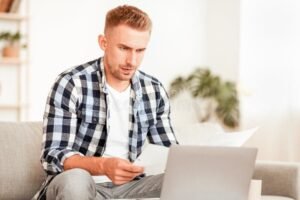 persona pensierosa con documenti finanziari 1