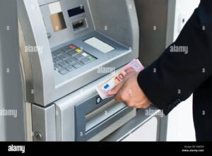 Conto Corrente Pignorato: Posso Ancora Prelevare Soldi 32 persona preleva contanti da bancomat