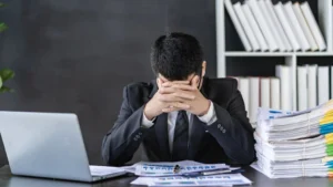 persona preoccupata con documenti finanziari