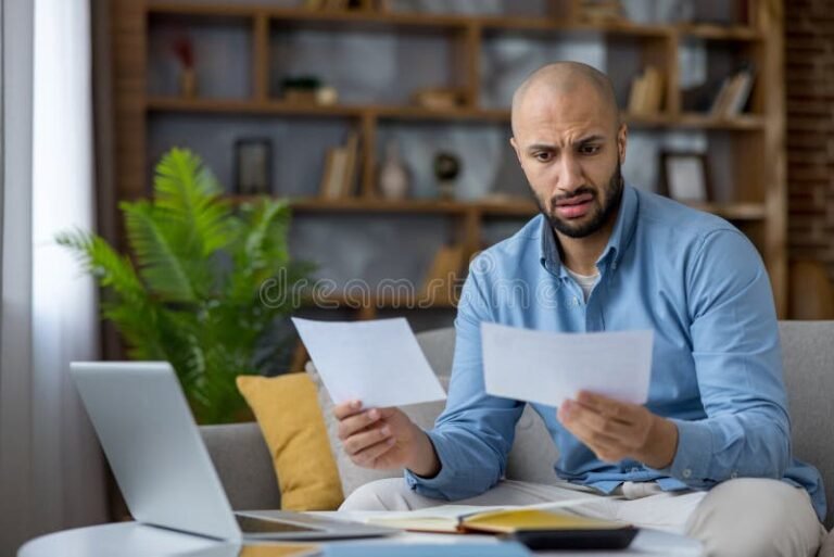 persona preoccupata con documenti finanziari