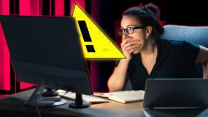 persona preoccupata davanti a computer con lucchetto digitale