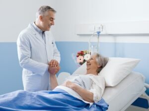 persona serena che riceve assistenza medica