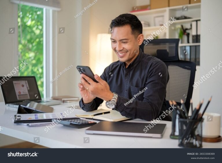 Quanto tempo serve per ottenere lo SPID in modo semplice e veloce 2 persona soddisfatta con smartphone e documento digitale