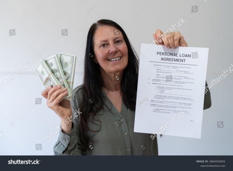 persona sorridente con documenti di prestito