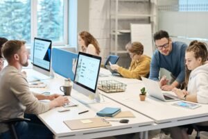 persone che collaborano davanti a computer portatili