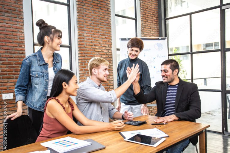 persone che collaborano in ufficio moderno