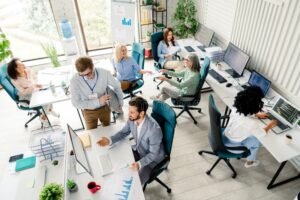 Come Funziona la Sezione Lavora Con Noi di un'Agenzia per il Lavoro 14 persone che collaborano in un ufficio moderno