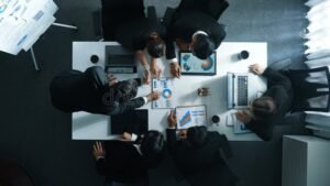 Come Crea Valore Investi Con Noi Può Migliorare I Tuoi Investimenti 31 persone che discutono di strategie finanziarie