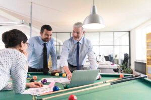 persone che discutono strategie dinvestimento