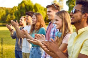 Cosa Offre Si Con Te Senigallia per il Tempo Libero e gli Eventi 2 persone felici che partecipano a eventi allaperto