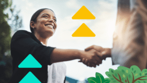 persone felici con curriculum vicino a mappa