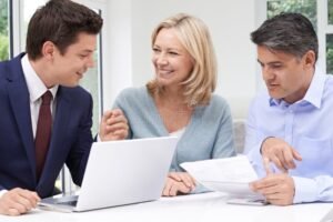 persone mature che discutono con consulente finanziario