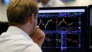 piazza affari con schermi di borsa attivi