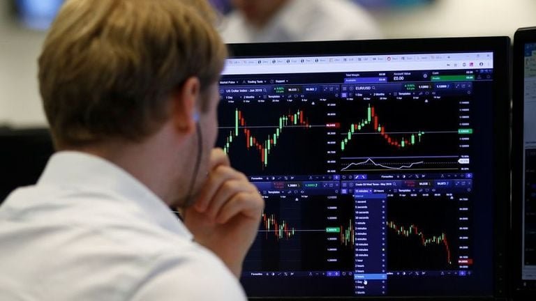 piazza affari con schermi di borsa attivi