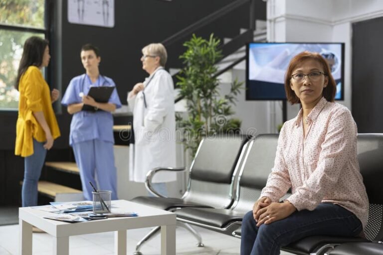 policlinico moderno con pazienti asiatici in attesa