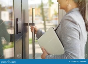 porta dingresso con documenti e laptop