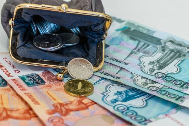 portafoglio con banconote e monete risparmiate