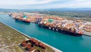 porto di gioia tauro con container e gru
