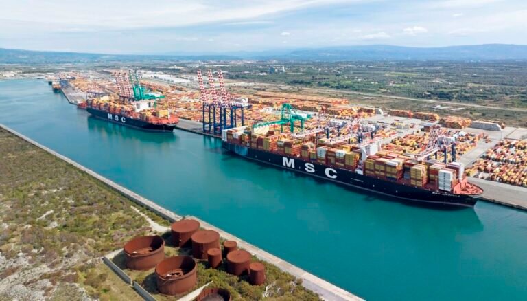 porto di gioia tauro con container e gru