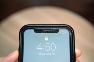 Perché Non Funziona Il Face ID Sul Mio iPhone Quali Sono Le Cause 29 primo piano di iphone con volto sfocato