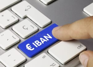 primo piano di una mano che digita iban