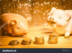 salvadanaio vintage con monete accanto