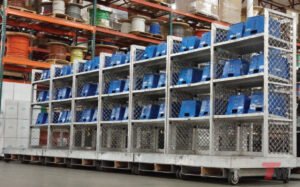 Cos’è Il Metodo First In First Out E Come Si Applica In Azienda 28 scaffali magazzino con prodotti ordinati