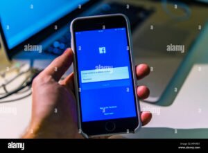 schermata smartphone con app facebook aperta