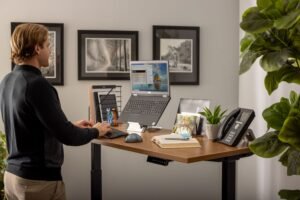 scrivania ergonomica con supporto per laptop