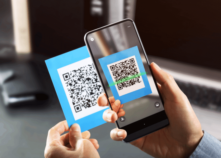 smartphone che scansiona un codice qr