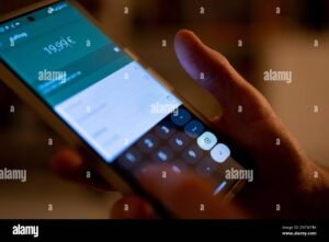 Come Ricaricare Kena Mobile Tramite Servizi Bancari Online 4 smartphone con app di mobile banking aperta