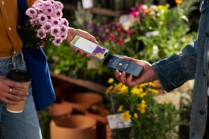 smartphone con apple pay in uso britannico