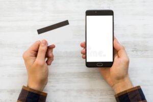 Pos Su Smartphone Senza Partita Iva: È Possibile Usarlo Legalmente 12 smartphone con carta di credito in mano